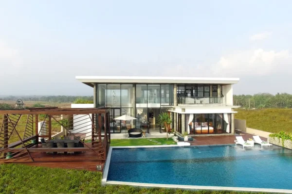 villa front drone green 2
